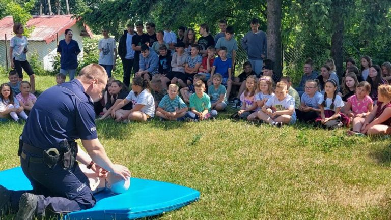 “Bezpieczne wakacje” – spotkanie z policjantami.
