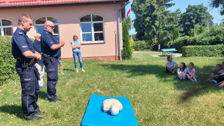 “Bezpieczne wakacje” – spotkanie z policjantami.
